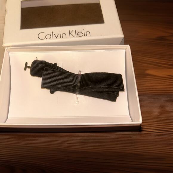 Calvin Klein Men's Formal Casual Adjustable Tuxedo Self Neck BowTie ClipOn Read - Picture 4 of 4